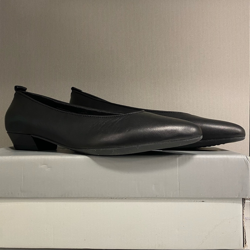 Women’s black flats - size 10M